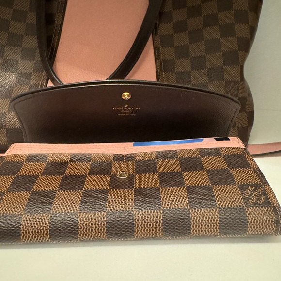 Louis Vuitton bag with matching wallet - Picture 4 of 11
